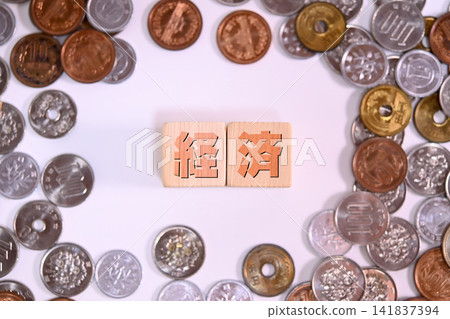 經濟學教科書和日元硬幣 經濟學教科書和日元硬幣 141837394