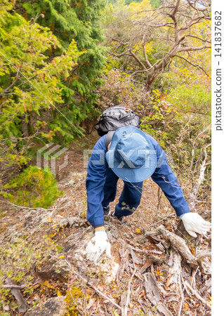 一位資深登山者秋季攀登白鹿岳和東加里岳時留下的背影。 *照片拍攝地點已在作品註釋部分註明。 一位資深登山者秋季攀登白鹿岳和東加里岳時留下的背影。 *照片拍攝地點已在作品註釋部分註明。 141837682