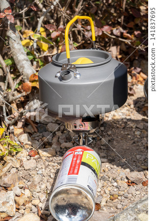 A video showing how to boil water using a single burner and kettle while camping. (The location of the photo is indicated in the comments section of the work.) A video showing how to boil water using a single burner and kettle while camping. (The location of the photo is indicated in the comments section of the work.) 141837695