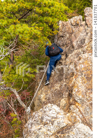 登山者們攀登白岳崎嶇的岩脊,周圍環繞著壯麗的秋日景色。地點:兵庫縣丹波笹山市。 *作品詳情請見評論區。 *照片拍攝地點已在評論區註明。 登山者們攀登白岳崎嶇的岩脊,周圍環繞著壯麗的秋日景色。地點:兵庫縣丹波笹山市。 *作品詳情請見評論區。 *照片拍攝地點已在評論區註明。 141837701