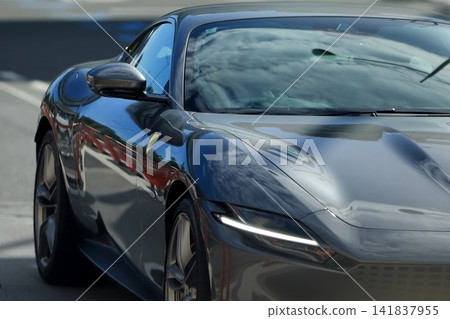 一張義大利製造的跑車行駛在城市街道上的照片。 一張義大利製造的跑車行駛在城市街道上的照片。 141837955