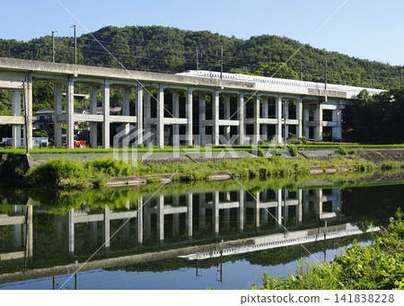 新幹線列車倒映在河面上(東廣島 - 廣島) 新幹線列車倒映在河面上(東廣島 - 廣島) 141838228