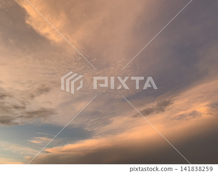 夕陽西下,天空呈現出夢幻般的橘色。 夕陽西下,天空呈現出夢幻般的橘色。 141838259