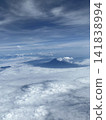 從飛機上看到的雲和富士山 141838994