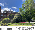 花園中一座西式建築，綠樹成蔭，藍天白雲。 141838997