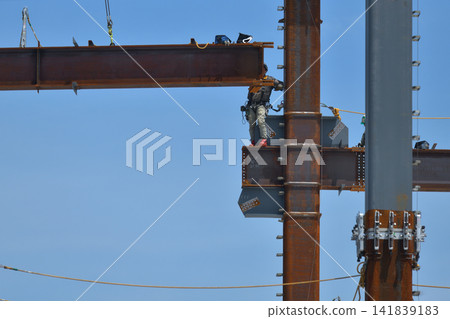 Construction site: Steel frame assembly, scaffolders at work 141839183