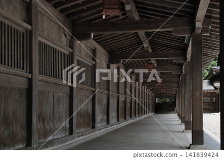 A long wooden corridor and continuous pillars enveloped in silence | Yahiko Shrine, a power spot in Niigata A long wooden corridor and continuous pillars enveloped in silence | Yahiko Shrine, a power spot in Niigata 141839424