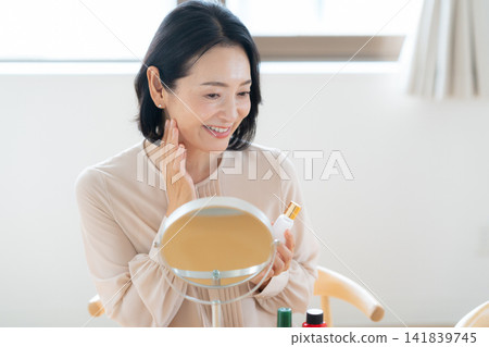 在客廳做護膚的中年婦女 141839745