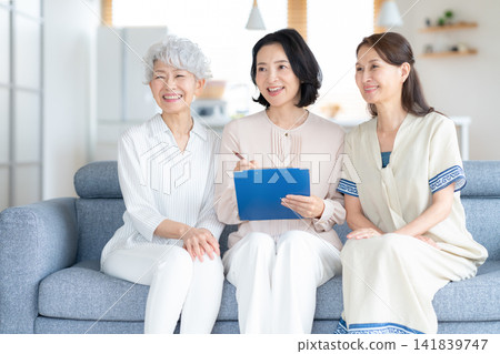 一位老年婦女正在填寫問卷，她的朋友 141839747