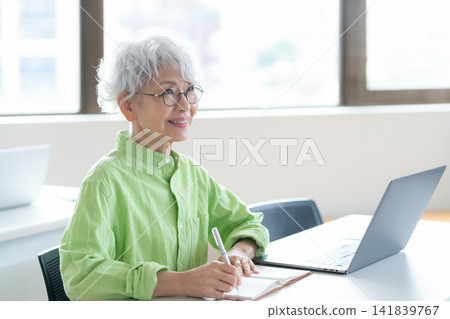 老年婦女正在上課 141839767