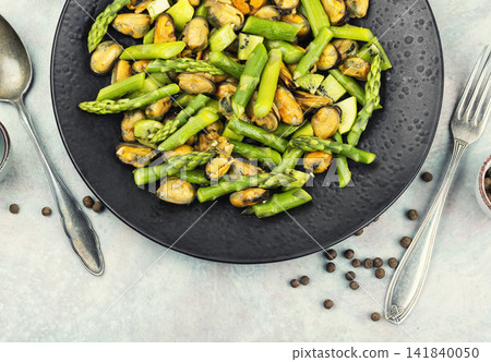 mussels salad with green asparagus and kiwi 141840050