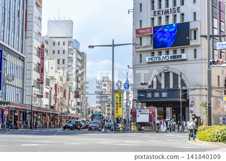 東京台東區城市景觀:淺草車站前的吾妻橋十字路口。 東京台東區城市景觀:淺草車站前的吾妻橋十字路口。 141840109