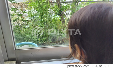 孩子望著窗外 孩子望著窗外 141840200