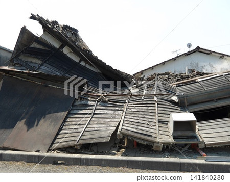 木屋在地震中嚴重受損 木屋在地震中嚴重受損 141840280