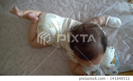 嬰兒躺著。 嬰兒躺著。 141840512