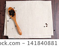 湯匙上的胡椒粉 141840881
