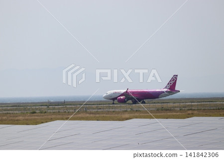 飛機正在滑行到跑道上 飛機正在滑行到跑道上 141842306