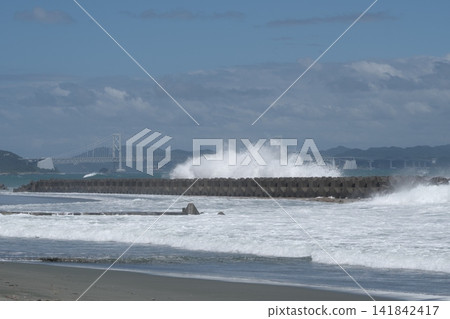 洶湧的大海和洶湧的波浪 洶湧的大海和洶湧的波浪 141842417