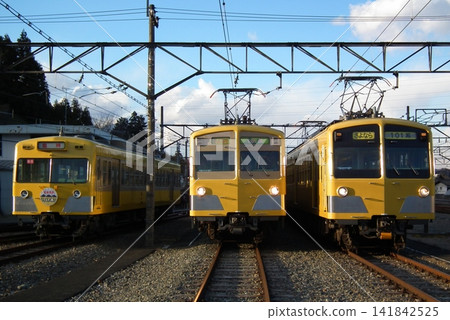 在橫瀨舉行的告別儀式上，西武鐵道的新型 101 系列列車和舊型 101 系列列車並排停放。 141842525