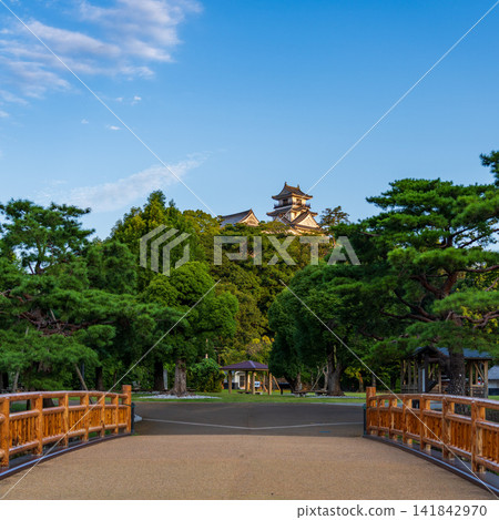 高知城是日本現存的十二座原始城堡天守閣之一,沐浴在晨曦之中。 高知城是日本現存的十二座原始城堡天守閣之一,沐浴在晨曦之中。 141842970