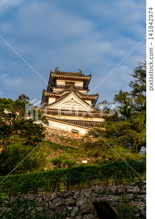 高知城是日本現存的十二座原始城堡天守閣之一,沐浴在晨曦之中。 高知城是日本現存的十二座原始城堡天守閣之一,沐浴在晨曦之中。 141842974