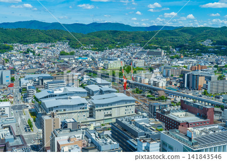 京都市景:從京都塔眺望京都城市景觀,遠眺東福寺。 京都市景:從京都塔眺望京都城市景觀,遠眺東福寺。 141843546