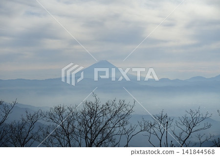 漂浮在雲彩海的富士山 漂浮在雲彩海的富士山 141844568