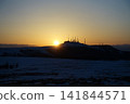 夕陽沉入冬日的天空 141844571
