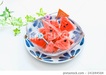 玻璃碗裝西瓜片 玻璃碗裝西瓜片 141844584