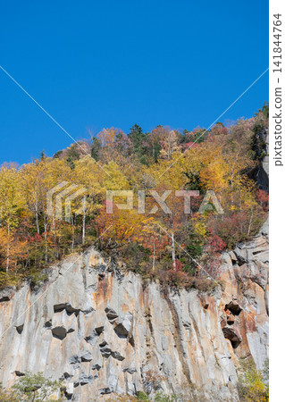 Autumn blue skies and colorful valleys: Sounkyo Gorge Autumn blue skies and colorful valleys: Sounkyo Gorge 141844764