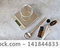 香薰製作工具和精油瓶（俯視圖） 141844833