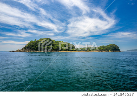 友島,漂浮在喜丹海峽蔚藍的海天之間。 友島,漂浮在喜丹海峽蔚藍的海天之間。 141845537