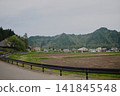 寧靜祥和的日本鄉村景色，青山環繞，稻田綿延。 141845548