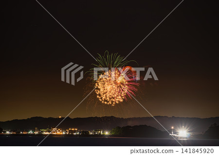A view of the fireworks at the Shinojima Gion Festival and Nojima Festival from Irago (Aichi Prefecture) A view of the fireworks at the Shinojima Gion Festival and Nojima Festival from Irago (Aichi Prefecture) 141845920