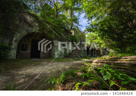 歷史悠久的要塞遺址和友島第五砲台遺址，周圍綠樹環繞。 141846424
