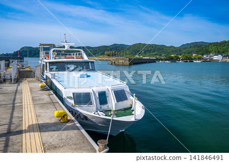 友島汽船公司營運的普通渡輪停靠在加田港,呈現出美麗的港口景色。 友島汽船公司營運的普通渡輪停靠在加田港,呈現出美麗的港口景色。 141846491