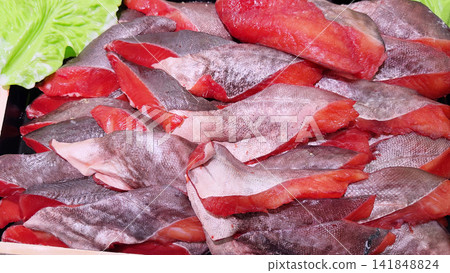 魚店的鮭魚片 魚店的鮭魚片 141848824