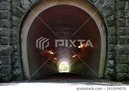 古樸的磚砌隧道，燈光綿延不絕 | 充滿奇幻色彩的深邃景觀 141849076