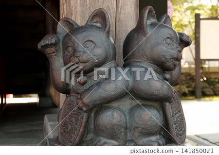 一對獨特的背靠背招財貓雕像,被認為能帶來好運 | 吉祥物與神社景色 一對獨特的背靠背招財貓雕像,被認為能帶來好運 | 吉祥物與神社景色 141850021