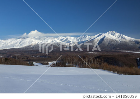 北海道冬季景色壯麗,知床山脈與雪原交相輝映。 北海道冬季景色壯麗,知床山脈與雪原交相輝映。 141850359