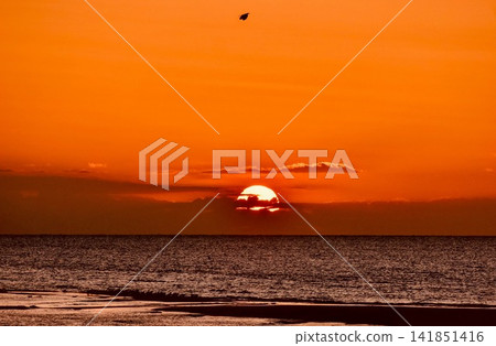 連落日也像戴著雲朵太陽眼鏡一樣,可以保護你免受紫外線的傷害。 連落日也像戴著雲朵太陽眼鏡一樣,可以保護你免受紫外線的傷害。 141851416