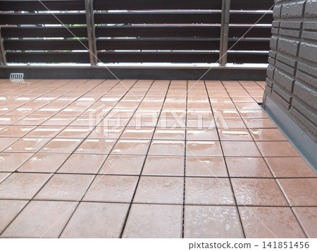 雨後陽台上的瓷磚 雨後陽台上的瓷磚 141851456
