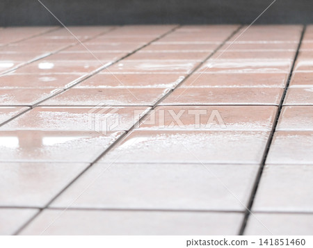 雨後陽台上的瓷磚 雨後陽台上的瓷磚 141851460