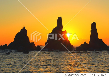 Sunrise over Hashigui Rock (Kushimoto Town, Wakayama Prefecture) Sunrise over Hashigui Rock (Kushimoto Town, Wakayama Prefecture) 141851874