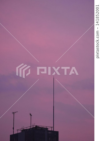 Watching the sunset, which is unusually tinged with pink, soothes away the fatigue of the day. Watching the sunset, which is unusually tinged with pink, soothes away the fatigue of the day. 141852001