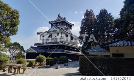 Iwakuni Castle: The main keep as seen from the main enclosure. Iwakuni Castle: The main keep as seen from the main enclosure. 141852073