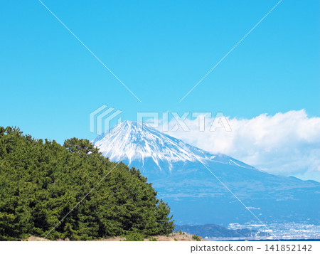 View of Mount Fuji from the coast of Miho no Matsubara View of Mount Fuji from the coast of Miho no Matsubara 141852142