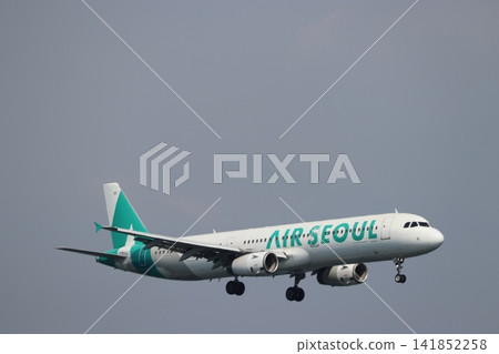 客機即將降落在跑道上 客機即將降落在跑道上 141852258