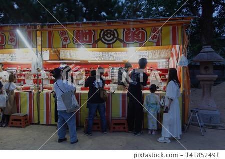 世界非凡的節日：下關調布今宮神社和塚方庭園祭，8月7日至13日，有射擊遊戲和其他攤位。 141852491
