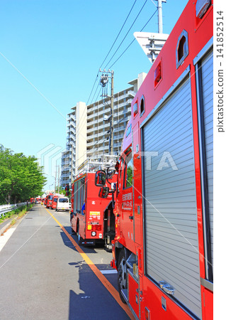 愛知縣名古屋市,消防車正在撲滅火災的場景。 愛知縣名古屋市,消防車正在撲滅火災的場景。 141852514